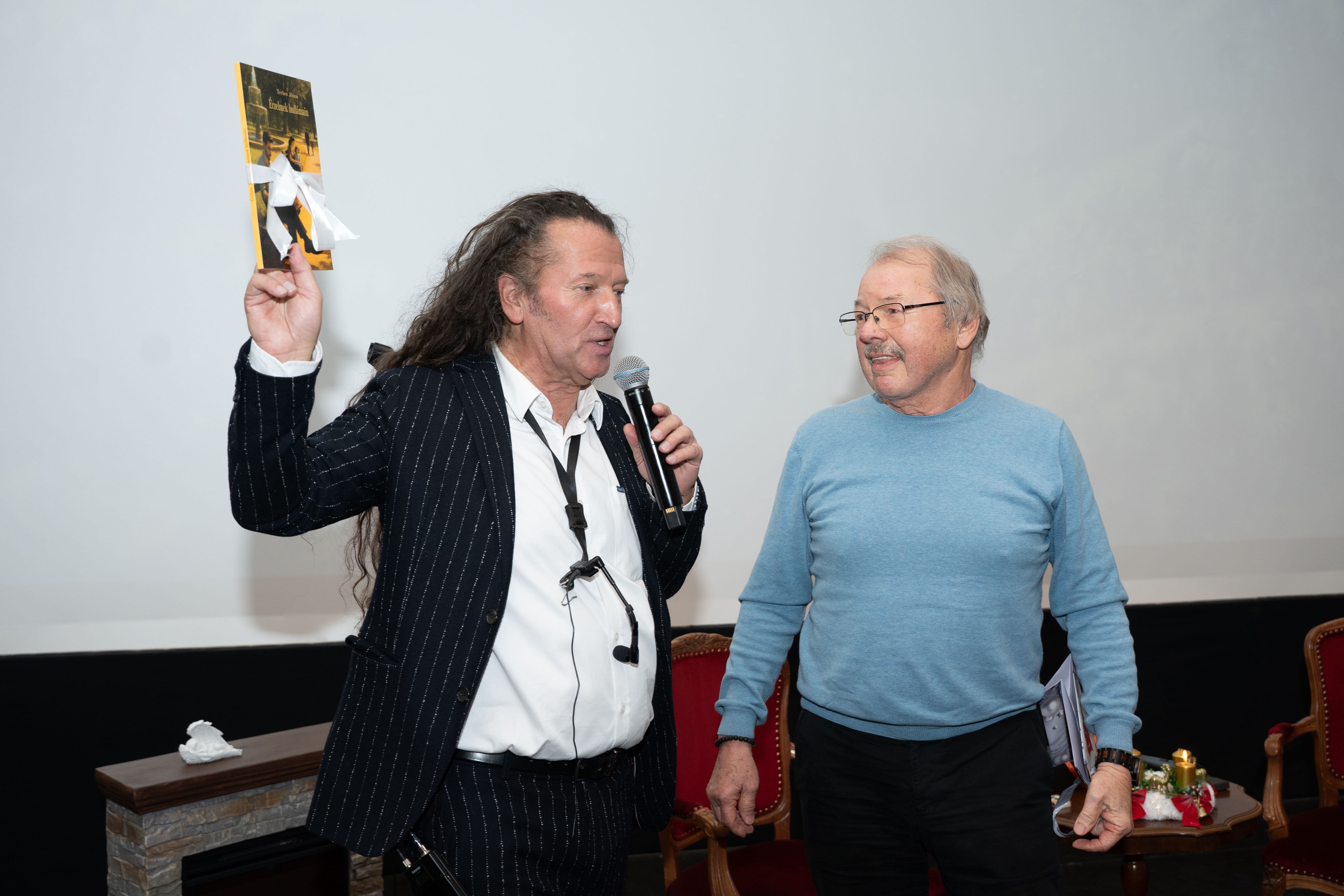 St. Martin feltartja a könyvet